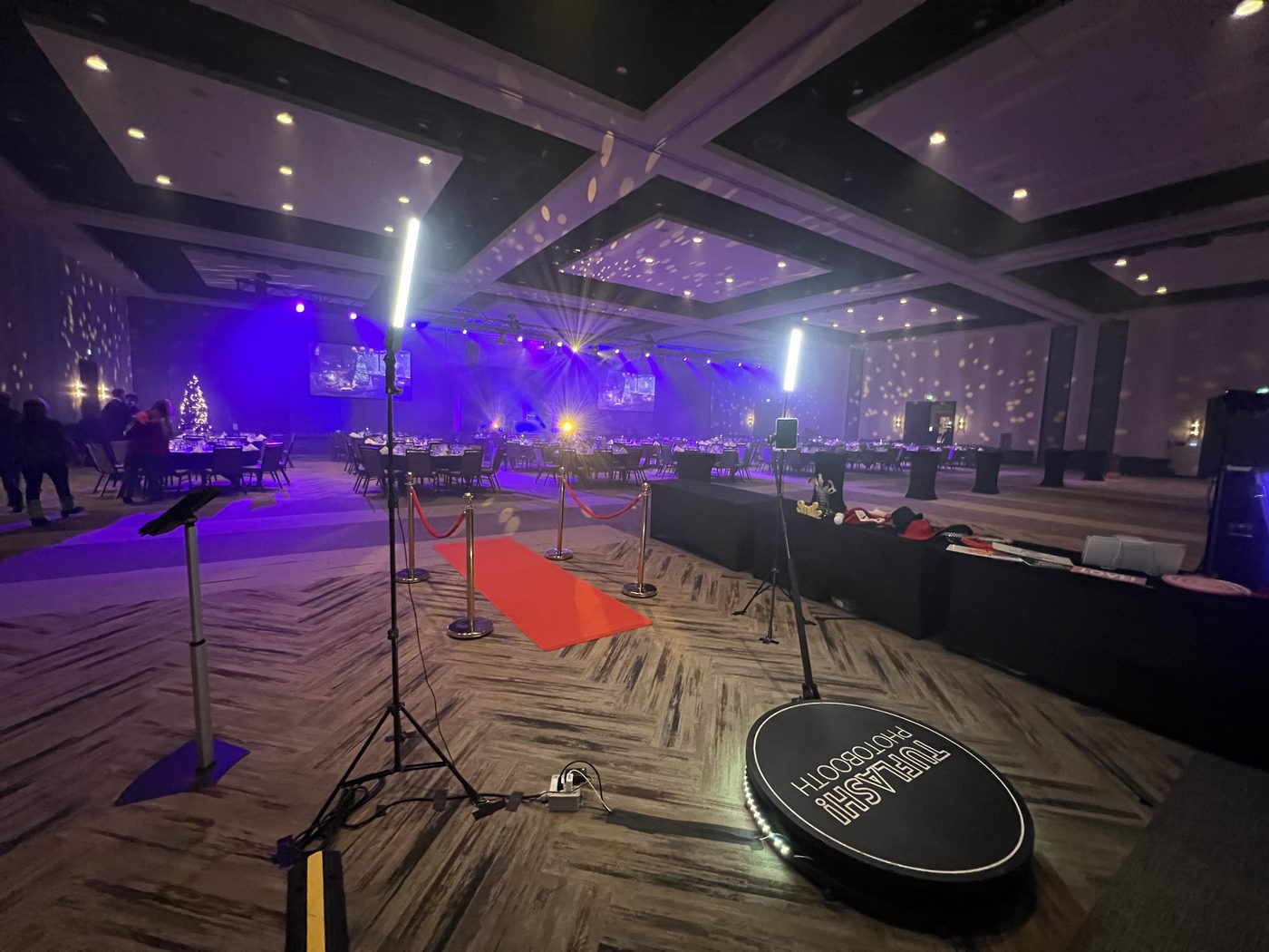 Plateforme 360 TuFlash avec tapis rouge dans une salle de banquet
