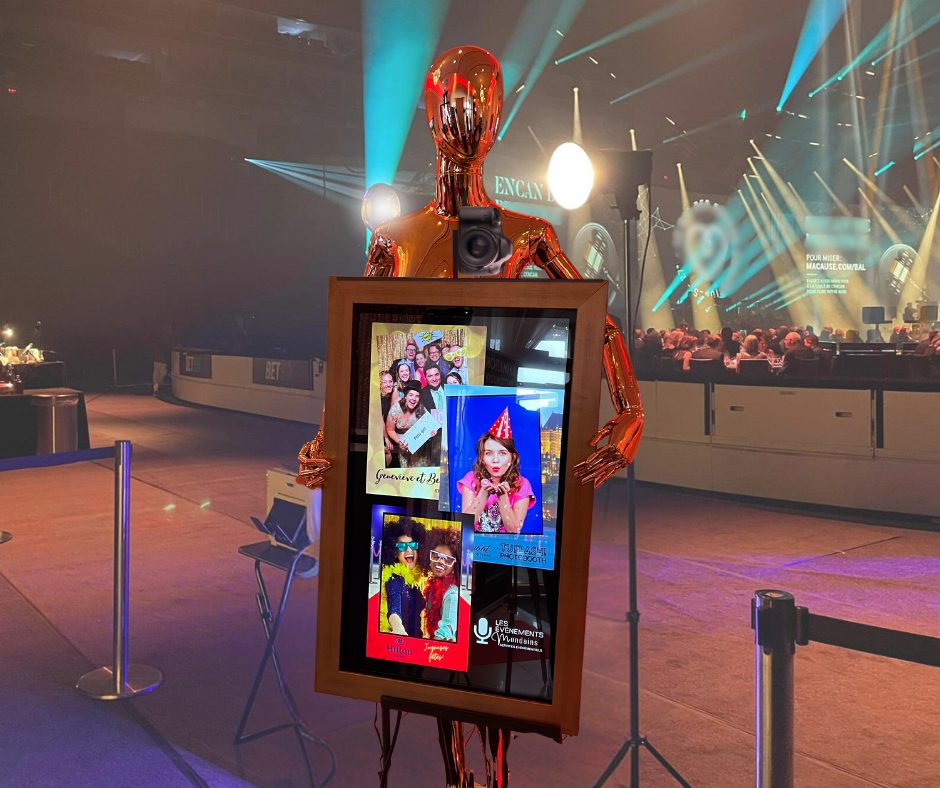 Photobooth Elisim : mannequin cuivré tenant le miroir lors d'un gala