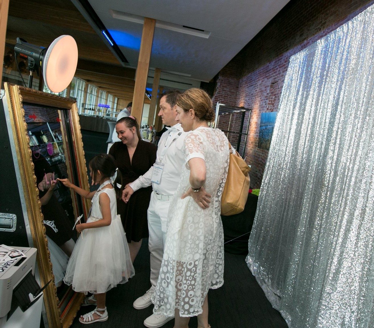 Miroir rectangle au cadre doré entouré d'invités lors d'un mariage