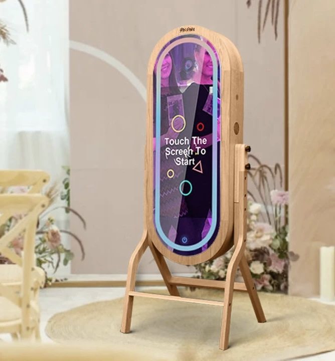 Miroir Rétro au cadre de bois ovale installé dans une salle victorienne