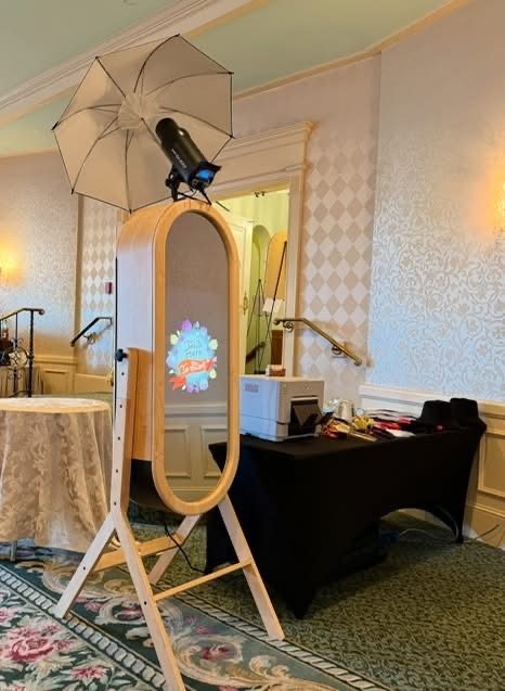 Le miroir Rétro en bois clair prêt pour un mariage