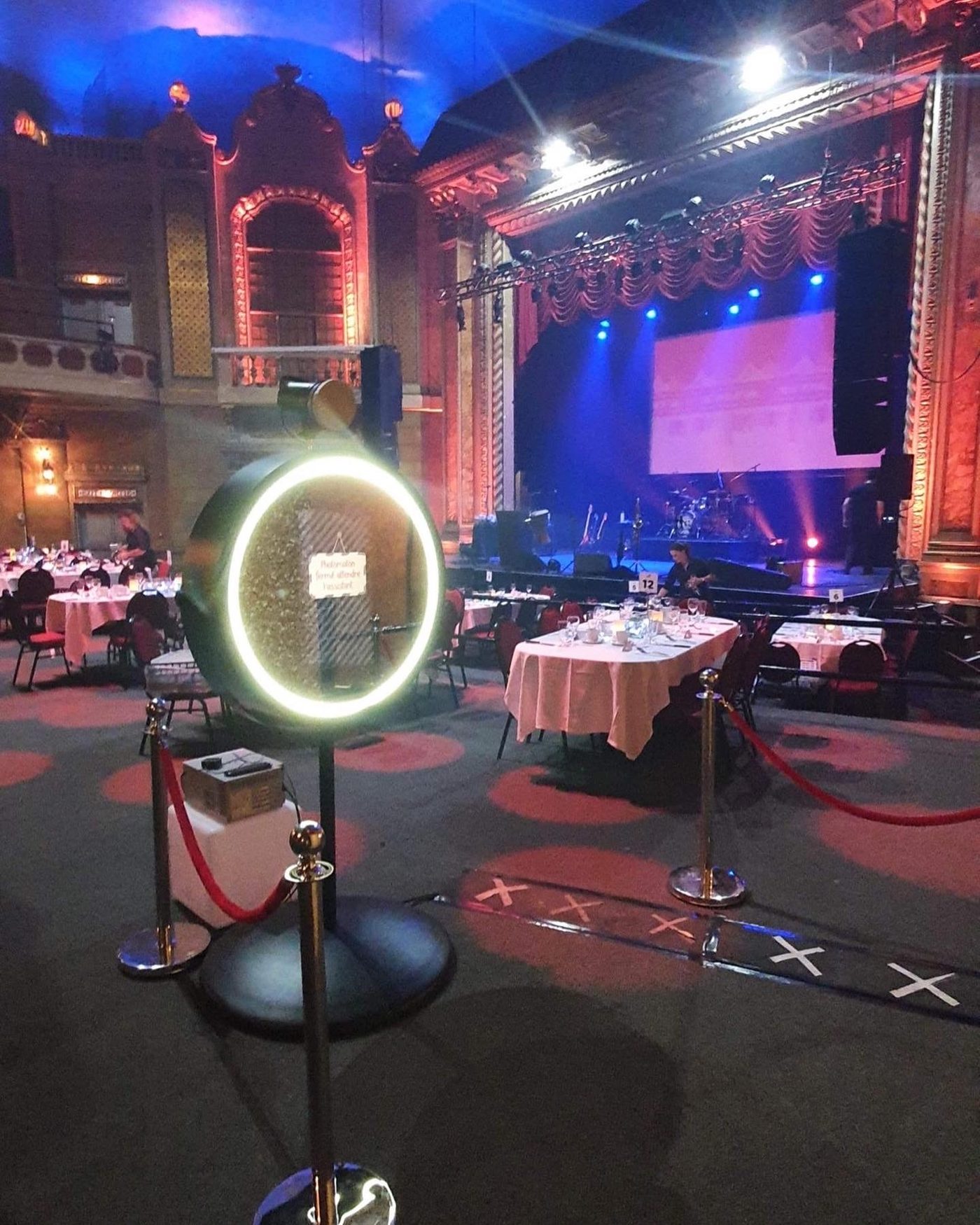 Miroir rond au contour lumineux installé dans une salle de spectacle