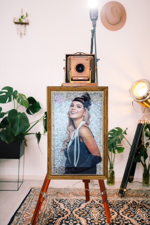 Gros plan du Vintage Rustique avec la caméra à soufflet au-dessus du miroir